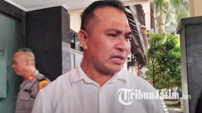 MELAPOR - Kasat Reskrim Polresta Malang Kota, Kompol Muhammad Soleh, Selasa (15/4/2025). Dia mengatakan, NB melaporkan dugaan rudapaksa yang dilakukan mahasiswa UIN Maulana Malik Ibrahim Malang berinisial IPF, ke Polresta Malang Kota.
