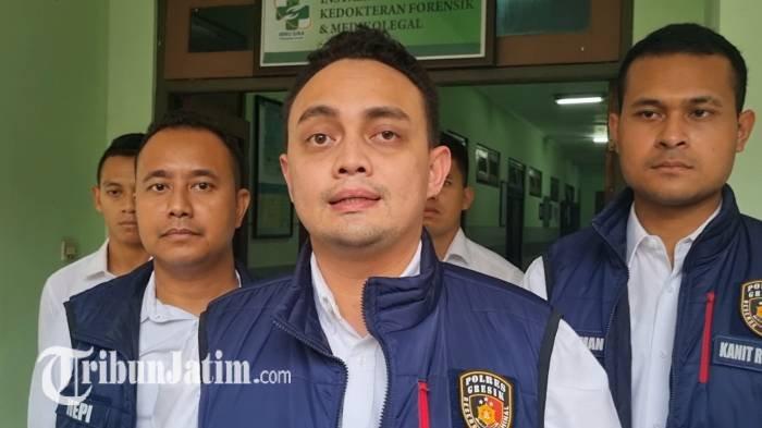 Kasatreskrim Polres Gresik AKP Aldhino Prima Wirdhan saat wawancara di kamar jenazah RSUD Ibnu Sina Gresik, Senin (6/11/2023) terkait tewasnya pesilat usai ditendang pelatih