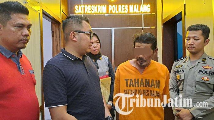 Kasatreskrim Polres Malang, AKP Gandha Syah (kaus hitam) menginterogasi penjual es cincau yang menjadi pelaku pencabulan anak di bawah umur, Sabtu (25/11/2023).