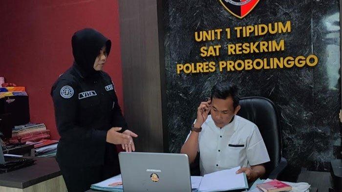 Kasi Humas Polres Probolinggo Iptu Merdhania Pravita Shanty bersama Kanit Pidum Satreskrim Polres Probolinggo Ipda Sugiandono saat ditemui di ruangannya, Rabu (22/1/2025) terkait artikel berjudul 