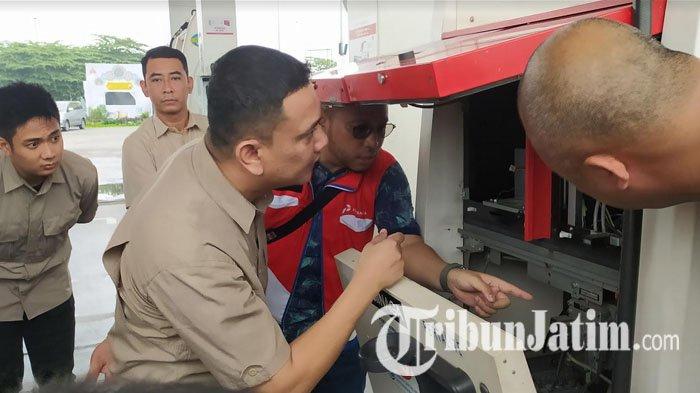 Kasubdit IV Tipidter Ditreskrimsus Polda Jatim, AKBP Irwan Kurniawan saat memeriksa kualitas cairan dan takaran nozzle dispenser BBM yang terdapat di dua SPBU Rest Area KM 726/B dan KM 725/A, Tol Surabaya-Mojokerto, pada Senin (8/4/2024) siang.