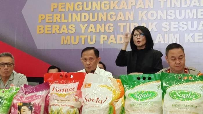 KASUS BERAS OPLOSAN - Direktur Tindak Pidana Ekonomi Khusus (Dirtipideksus) sekaligus Kepala Satgas Pangan Polri, Brigjen Pol Helfi Assegaf saat konferensi pers di Gedung Bareskrim Polri, Kamis (24/7/2025).