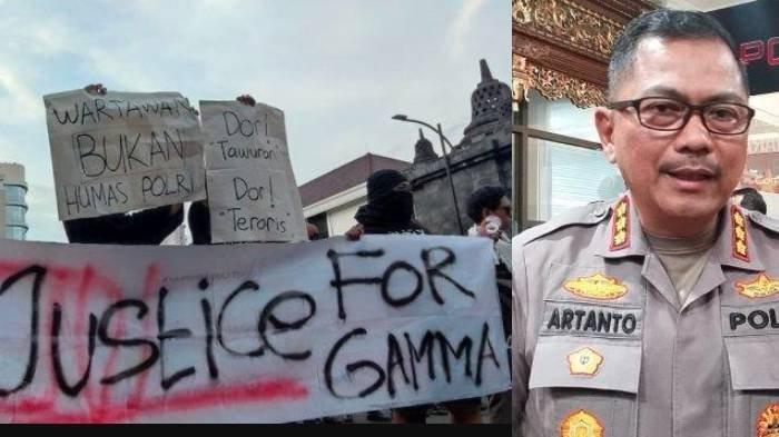 Massa aksi membentangkan kertas bertuliskan Wartawan Bukan Humas Polri ketika aksi demonstrasi meminta polisi mengusut kasus kematian GRO atau Gamma yang meninggal dunia ditembak polisi, di Mapolda Jateng, Kamis (28/11/2024).