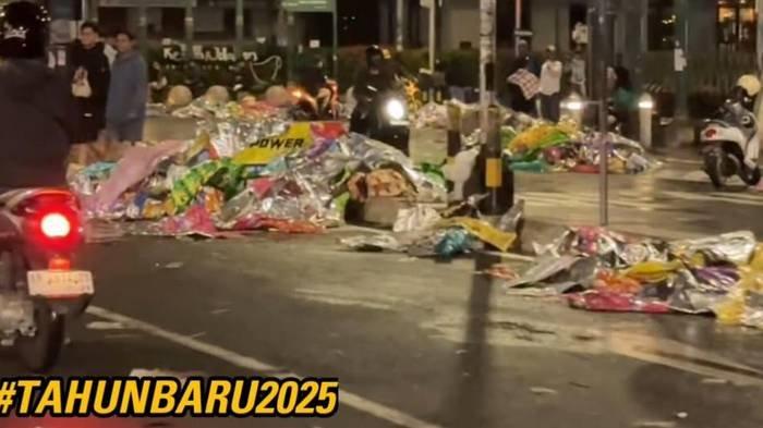 Kawasan Tugu Yogyakarta dipenuhi sampah seusai malam Tahun Baru 2025.