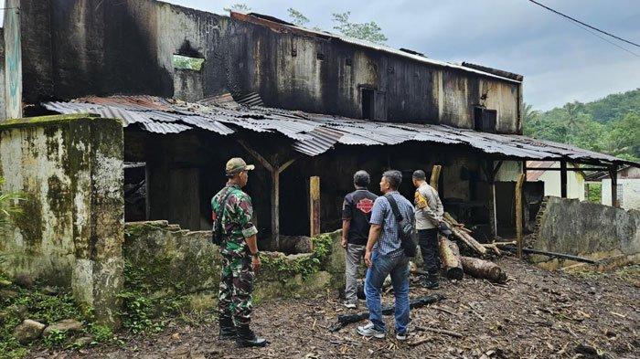 Polisi saat cek TKP Tungku pengasapan karet di perusahaan karet milik Pemkab Jember yang terbakar