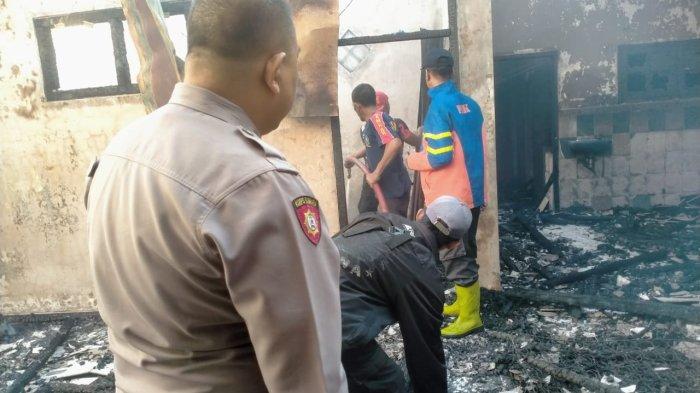 Kebakaran rumah terjadi di Situbondo, kali ini sebuah rumah bangunan permanen milik warga Dusun Tanjung Sari, Desa Tanjung Kamal, Kecamatan Mangaran, Kabupaten Situbondo,   Jawa Timur, ludes terbakar, Rabu (27/3/2024).