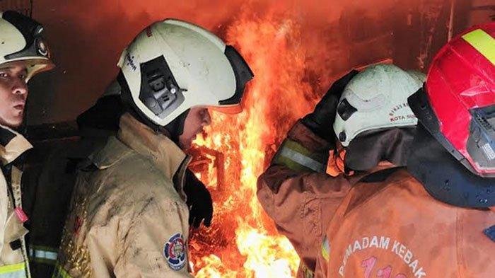 Kebakaran toko furnitur yang juga merembet ke rumah pemiliknya, di Jalan Raya Kertajaya, Kertajaya, Surabaya, Jawa Timur (Jatim), Sabtu (20/7/2024). 