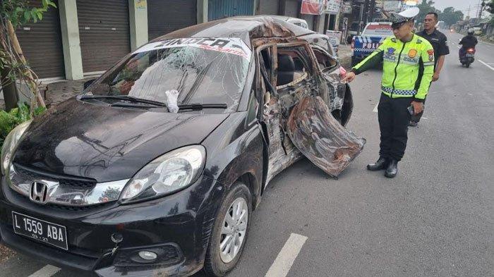 KECELAKAAN TUNGGAL: Polisi olah tempat kejadian perkara kecelakaan tunggal mobil di Jalan Slamet Riyadi Kelurahan Baratan Kecamatan Patrang Jember, Jawa Timur, Rabu (28/5/2025) Penumpang umur 16 tahun tewas dalam kecelakaan tunggal di Jalan Raya Slamet Riyadi Kecamatan Patrang Jember.