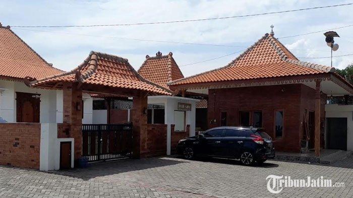 Kediaman Calon Bupati Lumajang nomor urut 1, Thoriqul Haq di Dusun Suko, Kelurahan Rogotrunan, Kecamatan Lumajang, Kabupaten Lumajang, Jawa Timur nampak sepi, Kamis (28/11/2024).