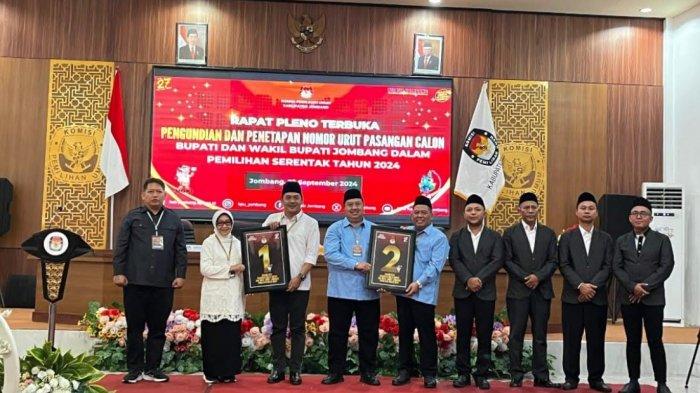 Kedua Paslon Peserta Pilkada Jombang saat Mengambil Nomor Urut di KPU Jombang, awal pekan ini