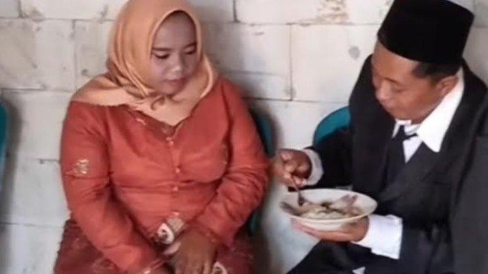 SEDERHANA - Kedua mempelai asal Kelurahan Sumberejo, Kecamatan Sine, Kabupaten Ngawi, Siti Fatonah (29), dan Ribut Ariyanto (34), melangsungkan pernikahan sederhana di kediaman perempuan, Senin (21/4/2025). Setidaknya biaya yang mereka habiskan hanya Rp 1 juta, tidak ada Make Up Artis, Wedding Organizer, maupun terop dekor