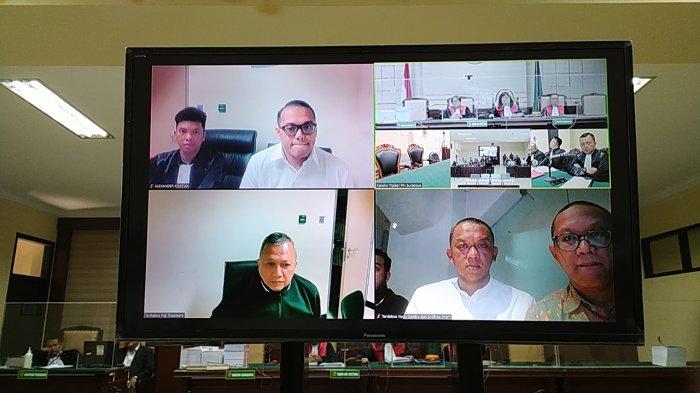 Keluarga Kajari Bondowoso eks saat sidang