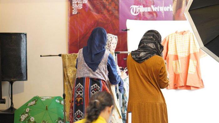 WORKSHOP - Kegiatan workshop perajin Cenderaloka. Cenderaloka adalah platform jual beli digital dari Tribun Network yang membantu perajin dan pelaku UMKM di Indonesia untuk memasarkan produk kerajinan, busana, dan aksesori. Cenderaloka membuka akses kepada perajin dan UMKM lokal ke pasar nasional maupun internasional, Rabu (5/3/2025).