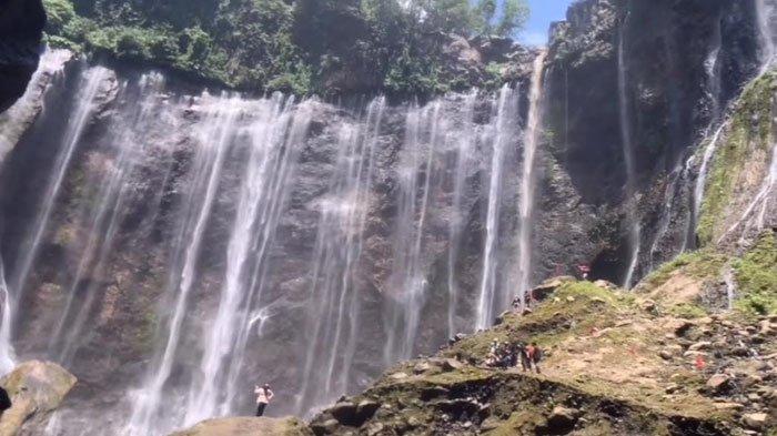 Keindahan Air Terjun Tumpak Sewu di Desa Sidomulyo, Kecamatan Pronojiwo, Kabupaten Lumajang