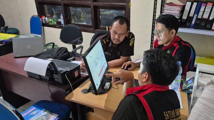 Kejari Ponorogo menggeledah Cabdindik Ponorogo-Magetan usai menyita dokumen di SMK 2 PGRI Ponorogo. Penggeledahan ini kaitannya dengan dugaan penyimpangan dana Bantuan Operasional Sekolah (BOS).