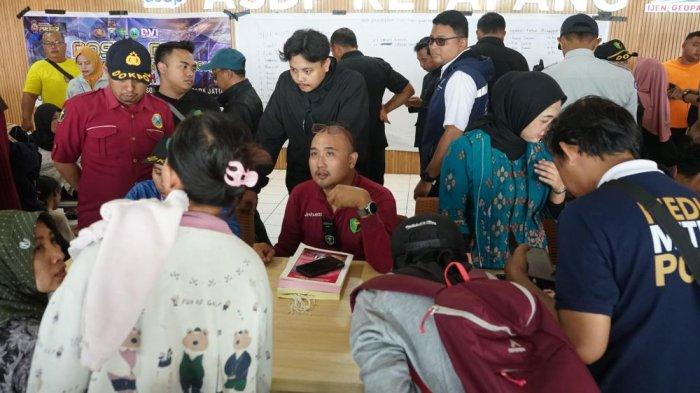 MENUNGGU KABAR - Keluarga korban menunggu kabar anggota keluarganya yang menjadi korban tenggelam KMP Tunu Pratama Jaya di Selat Bali, Kamis (3/7/2025).