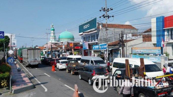 MACET PARAH - Kemacetan di Jalur Situbondo-Banyuwangi, Jawa Timur, semakin parah, Kamis (24/7/2025). Kemacetan sudah berlangsung beberapa hari akibat pembatasan angkutan di Pelabuhan Ketapang Banyuwangi, dan diperparah dengan ditutupnya Jalur Gumitir yang menghubungkan Banyuwangi-Jember.