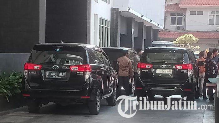 Kendaraan KPK diparkir di depan pintu masuk Kantor Pemkab Lamongan, Kamis (14/9/2023).