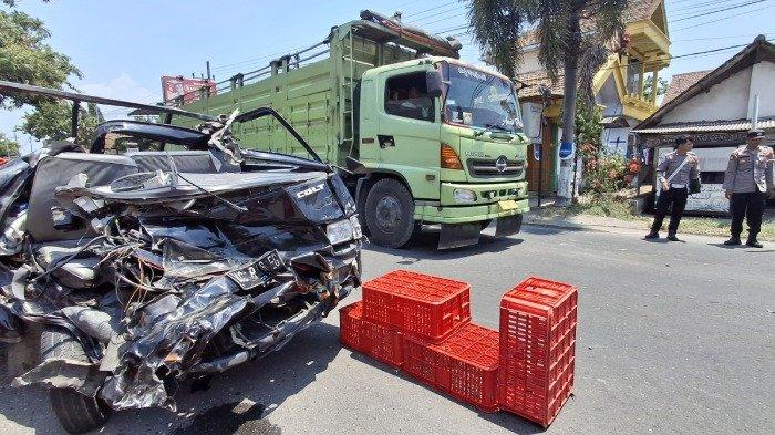 Kendaraan pikap yang ringsek setelah kecelakaan dengan truk di depan Kantor Kecamatan Papar, Sabtu (26/10/2024).