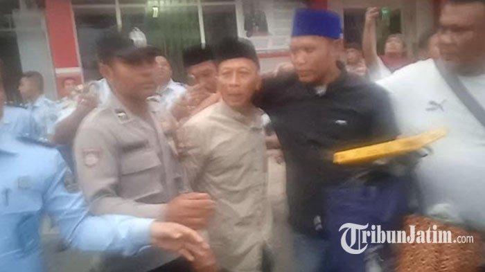 Kepala Desa Mundurejo Edi Santoso (peci hitam) saat baru keluar dari Lapas Jember.