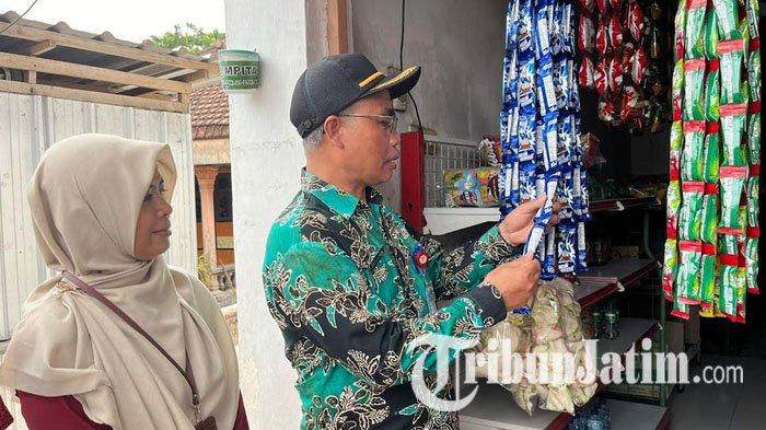 Kepala Dinas Kesehatan Kabupaten Kediri, dr Ahmad Khotib saat melakukan sidak di beberapa toko kawasan Desa Krecek, Kecamatan Badas, Kabupaten Kediri, Kamis (3/10/2024).