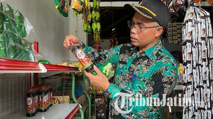 Kepala Dinas Kesehatan Kabupaten Kediri, dr Ahmad Khotib saat melakukan sidak di beberapa toko kawasan Desa Krecek, Kecamatan Badas, Kabupaten Kediri, Kamis (3/10/2024).