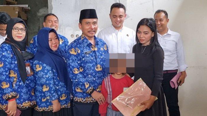 Kepala Dispendik Gresik, S. Hariyanto (tengah) bersama SA, dan ibu SA di rumah SA, Senin (18/9/2023).