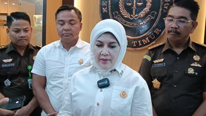 Kepala Kejaksaan Tinggi Jawa Timur, Mia Amiati saat menjelaskan dugaan korupsi Rp125 miliar di BNI cabang Jember, Kamis (10/10/2024)