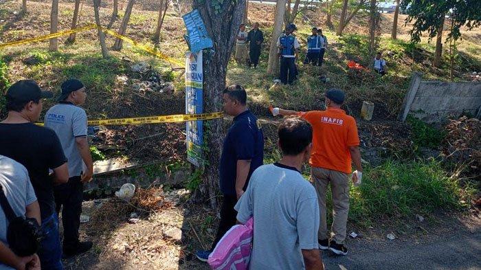 Kerangka tulang manusia terbungkus karung dari terpal ditemukan di pinggir Jalan Tol Surabaya-Gempol KM 743, masuk wilayah Kabupaten Sidoarjo, Jawa Timur, Senin (26/8/2024).
