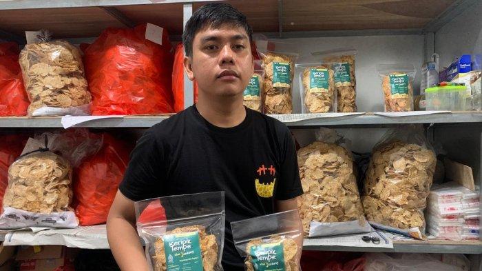 KERIPIK TEMPE BANJIR PESANAN - Keripik tempe produksi Hafidz Muzakki (28) warga Desa Kepuhkembeng, Kecamatan Peterongan, Kabupaten Jombang yang banyak dipesan masyarakat, Selasa (18/3/2025). Cocok untuk teman mudik dan hiasan di meja lebaran.