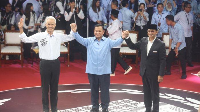 Ketiga calon presiden mengangkat tangan bersama seusai mengikuti debat yang diselenggarakan Komisi Pemilihan Umum (KPU) di Kantor KPU, Jakarta, Selasa (12/12/2023).