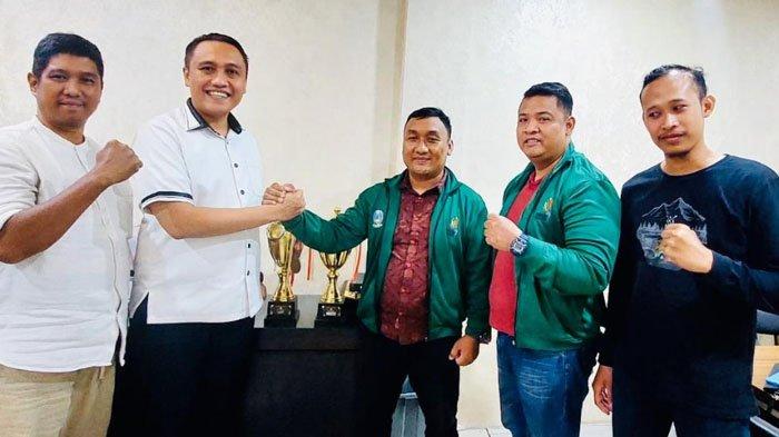 Ketua ESI Surabaya, Julianto (Manager) bersama Tim e-Sport PWI Jatim, 2024.