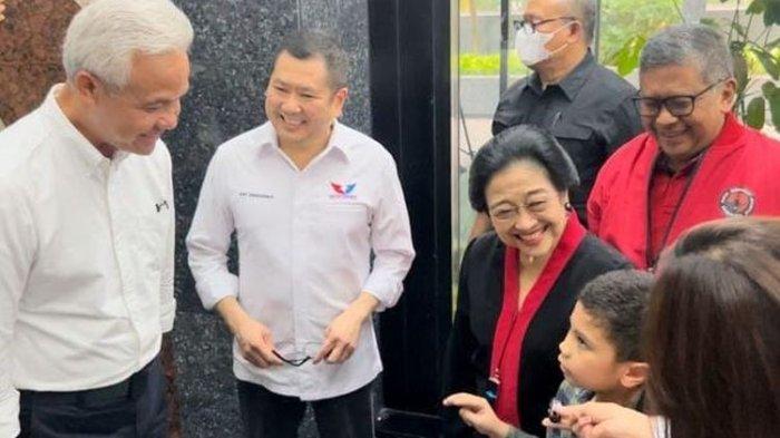 Ketua Umum PDI-P Megawati Soekarnoputri berdialog dengan seorang bocah SD di Gedung High End, Jakarta Pusat, Rabu (3/1/2024).