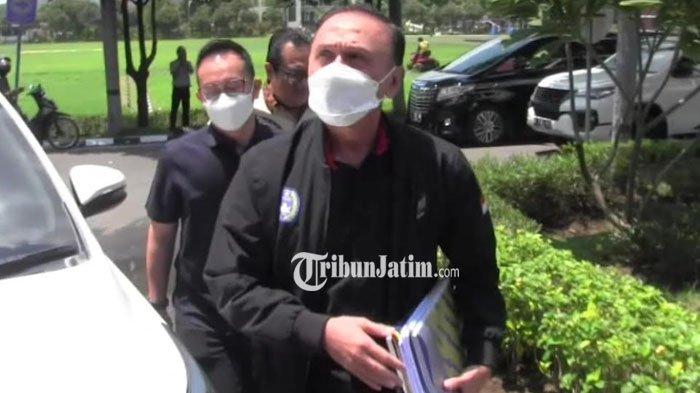 Ketua Umum PSSI Mochamad Iriawan atau Iwan Bule saat tiba di Mapolda Jatim, sekitar pukul 10.17 WIB, untuk menjalani pemeriksaan sebagai saksi atas kasus Tragedi Kanjuruhan, yang menewaskan 153 orang, Kamis (3/11/2022) Saat tiba di Polda Jatim, Iwan Bule terlihat menenteng sejumlah dokumen
