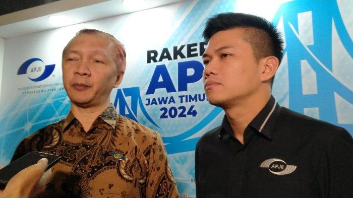 Ketua Wilayah APJII Jawa Timur, Ayom Rahwana (kiri) bersama Ketua Umum APJII Muhammad Arif (kanan) memberikan penjelasana pada media, di sela Rakerwil APJII Jawa Timur, Selasa (30/1/2024), di Surabaya.