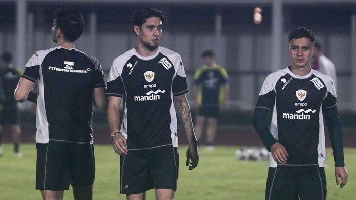 Kevin Diks dan Eliano Reijnders tampak dalam sesi latihan timnas Indonesia di Stadion Madya GBK, Selasa (12/11/2024). Kevin Diks mengaku siap jadi DJ untuk skuad Garuda.