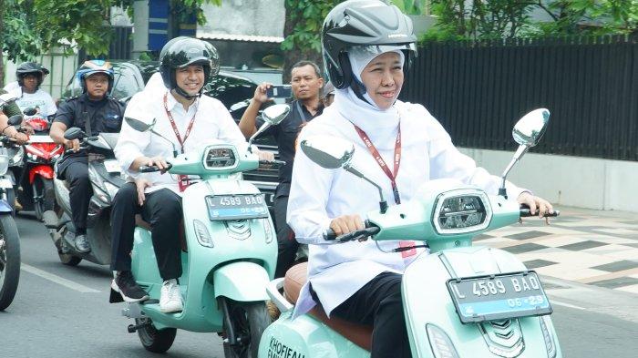 Pasangan Calon Gubernur dan Wakil Gubernur Khofifah Indar Parawansa-Emil Listianto Dardak mengendarai motor listrik sebelum pendaftaran ke Komisi Pemilihan Umum (KPU) Jawa Timur.