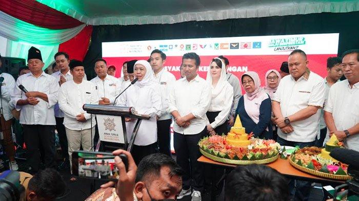 Calon Gubernur Jawa Timur, Khofifah Indar Parawansa, dan Calon Wakil Gubernur Jawa Timur, Emil Dardak menggelar syukuran bersama para relawan dan juga partai pengusung, atas unggulnya Khofifah-Emil dalam hasil quick count Pilgub Jatim 2024, Rabu (27/11/2024). 