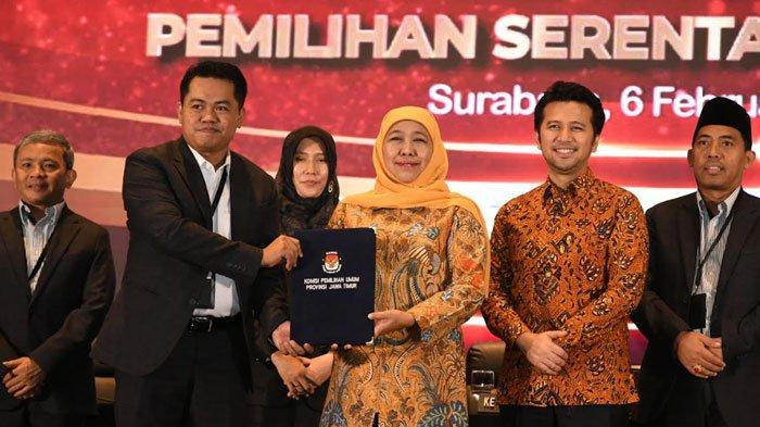 PASANGAN TERPILIH - Khofifah Indar Parawansa dan Emil Dardak saat menghadiri rapat pleno terbuka yang digelar KPU Jatim di Hotel DoubleTree Surabaya, Kamis (6/2/2025). Melalui rapat pleno terbuka, KPU Jatim menetapkan Khofifah Indar Parawansa dan Emil Dardak sebagai pasangan calon terpilih untuk Pilgub Jatim 2024.