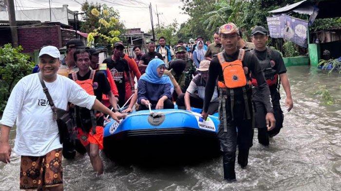 Calon Gubernur Jawa Timur Terpilih Khofifah Indar Parawansa meninjau kondisi banjir yang melanda pemukiman warga di Desa Jombok Kecamatan Kesamben Kabupaten Jombang, Selasa (10/12/2024).