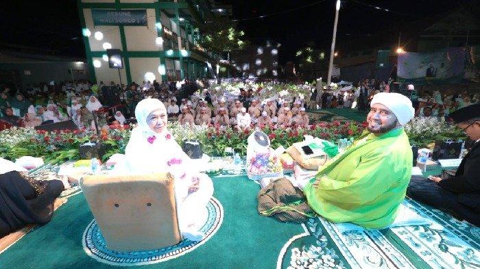 Calon Gubernur Jawa Timur Nomor Urut 2 Khofifah Indar Parawansa hadir bersama ribuan santri Pondok Pesantren Darussalam Mekar Agung Madiun dalam kegiatan Sholawatan bersama Habib Syech bin Abdul Qadir Assegaf, Senin (7/10/2024)