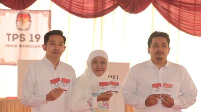 Khofifah nyoblos bareng dua putranya di TPS 19 Kelurahan Jemur Wonosari Kecamatan Wonocolo, Kota Surabaya, Rabu (27/11/2024).