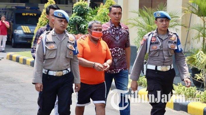 Khoiri atau Satir (53) warga Dusun Blimbing, Desa Parerejo, Kecamatan Purwodadi, Pasuruan, yang tega membunuh menantunya, Fitria Almuniroh Hafidloh Diana (23), saat konferensi pers, Kamis (2/11/2023).