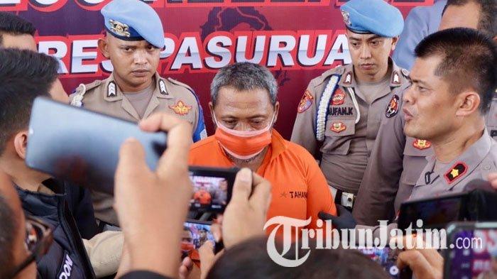 Khoiri atau Satir (53) warga Dusun Blimbing, Desa Parerejo, Kecamatan Purwodadi, Pasuruan, yang tega membunuh menantunya, Fitria Almuniroh Hafidloh Diana (23), saat konferensi pers, Kamis (2/11/2023).