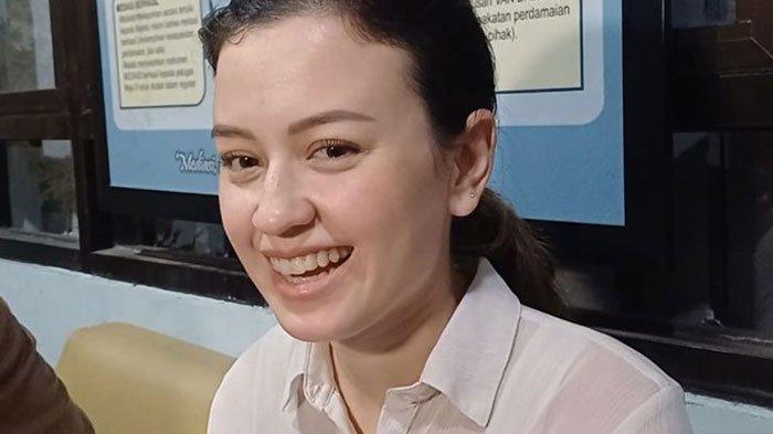 KEDEKATAN DENGAN ANAK BAIM WONG - Foto arsip artis Kimberly Ryder pada Agustus 2024. Kimberly mengaku sering ditelponi oleh kedua anak Baim Wong.