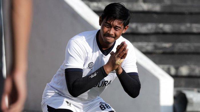 Kiper Madura United, Satria Tama saat berlatih bersama tim.