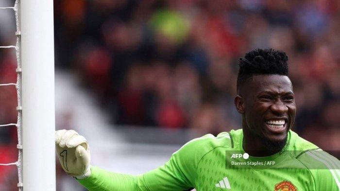 Kiper Manchester United Kamerun Andre Onana bereaksi selama pertandingan sepak bola persahabatan pramusim antara Manchester United dan Lens di stadion Old Trafford, di Manchester, pada 5 Agustus 2023.
