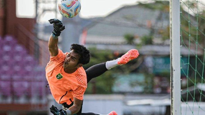 Kiper Persebaya, Andhika Ramadhani melakukan tepisan bola dalam sesi latihan tim di Lapangan Thor.