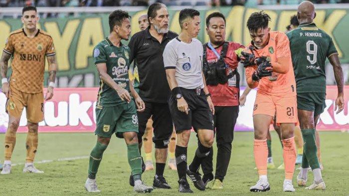 Kiper Persebaya Surabaya, Ernando Ari saat mendapat perawatan pada laga Persebaya vs Bhayangkara FC di Stadion GBT Surabaya, Minggu (4/2/2024) sore.