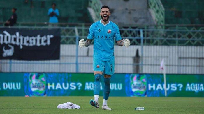 Kiper anyar Madura United, Lucas Frigeri jalani debut manis bersama Madura United pada laga lanjutan Liga 1 2023-2024 Madura United vs Barito Putera, di Stadion Gelora Bangkalan, Minggu (10/12/2023). Madura United menang 4-1 atas tim tamu.